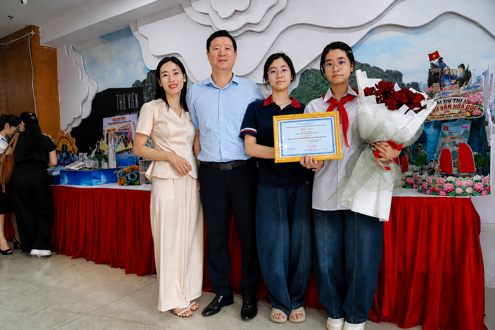 gia-dinh-anh-tien-bia-tang-2b-1786721371 gia-dinh-anh-tien-bia-tang-2b-1786721371.png